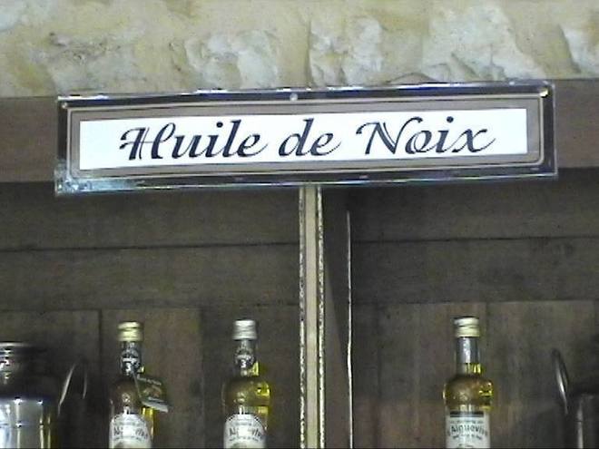 A Cénac en Périgord: l'huile de noix élixir de santé
