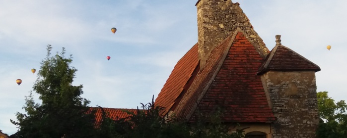 Cinq ballons dans le ciel du Périgord Noir