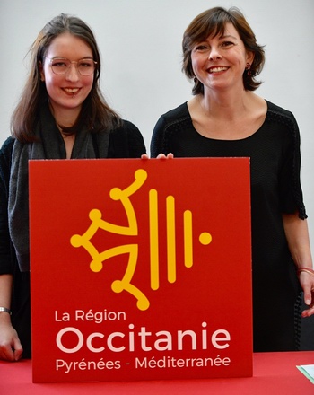 Léa Filipowicz et Carole Delga avec le "blason" de la Région (Ph Laurent Boutonnet)