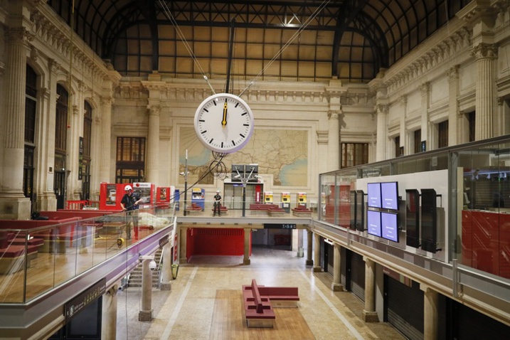 Installation de la nouvelle horlage,hall 1 (photos : Rodolphe Escher/SNCF Réseau)