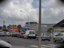 File de véhicules en quête de carburant samedi à la Guadeloupe File de véhicules en quête de carburant samedi à la Guadeloupe