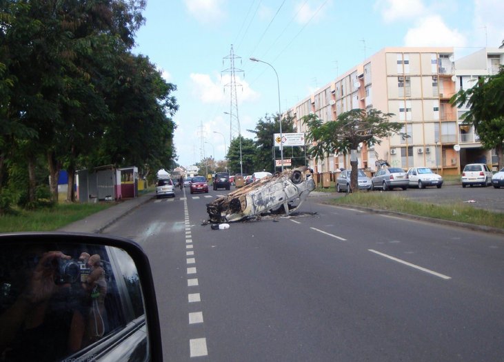 Voiture incendiée et retournée dans un quartier de Pointe-à-Pitre la nuit dernière Voiture incendiée et retournée dans un quartier de Pointe-à-Pitre la nuit dernière