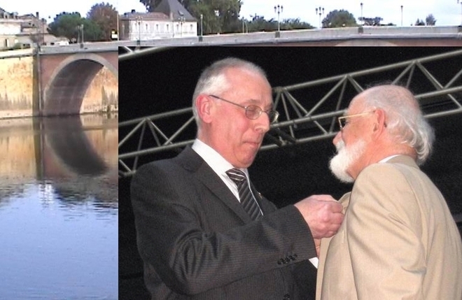 J. MOUTTET, Capolier del Felibrige, remettant la cigale de Nontron à F. PONTALIER J. MOUTTET, Capolier del Felibrige, remettant la cigale de Nontron à F. PONTALIER