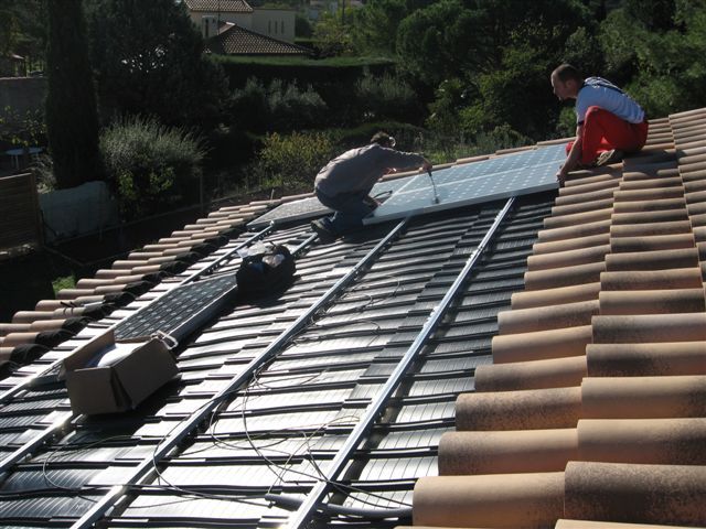 Installation de panneaux dans une ferme (ph Maïsadour)