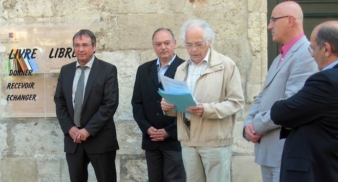 Lancement de l’opération « Livre Libre » place du Livre de vie par  la Ville de Bergerac et l’ALEP. De g. à dr.: D.Rousseau, Maire de Bergerac,  Jean-Louis Feyfant, Président ALEP, Pierre Tardieu (ALEP), D.Carissan et J. Lamourane