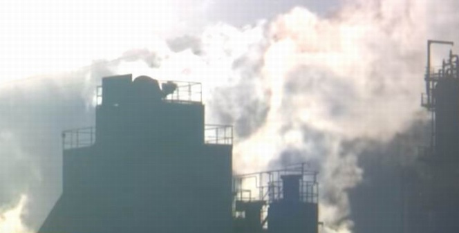 Une raffinerie (capture d'écran vidéo France3 Grand Est)