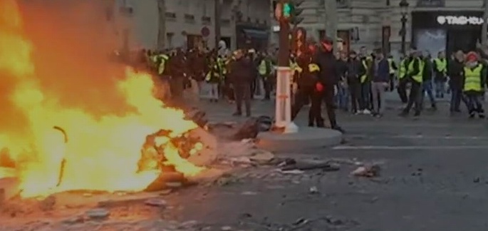 Gilets jaunes: les Champs-Elysées en champ de bataille