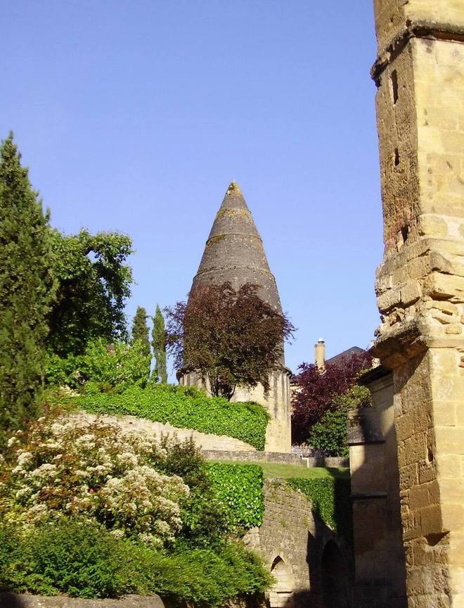 Lanterne des morts à Sarlat (Ph Paysud)