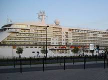 Un bateau de croisière à quai (Ph Paysud)