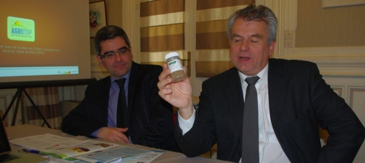 Patrick Roché présente un échantillon de ce qui remplace l'engrais chimique (Ph Paysud) Patrick Roché présente un échantillon de ce qui remplace l'engrais chimique (Ph Paysud)