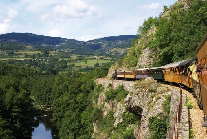 Le Train de l'Ardèche dans les Gorges du Doux (ph.DR) Le Train de l'Ardèche dans les Gorges du Doux (ph.DR)