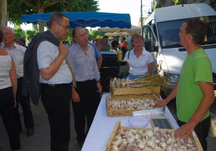 Marché local, producteur d'ail de pays (Ph Paysud)