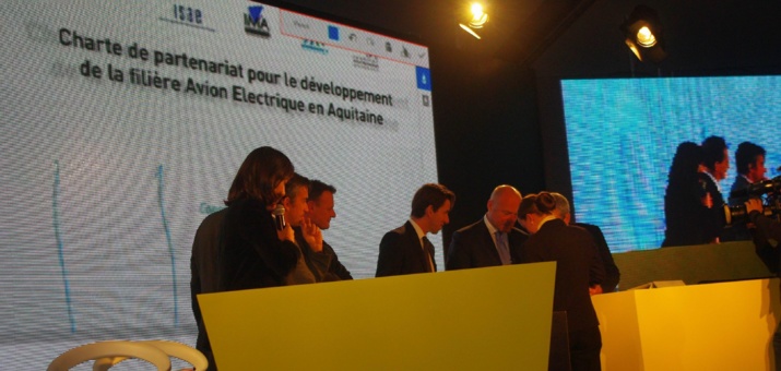 La signature de la charte de l'avion électrique (Ph Paysud) La signature de la charte de l'avion électrique (Ph Paysud)