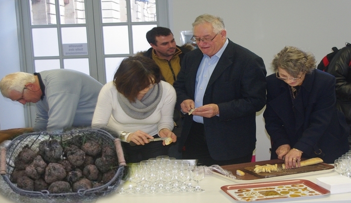 Préparation de toasts au beurre et à la truffe (Ph Paysud) Préparation de toasts au beurre et à la truffe (Ph Paysud)