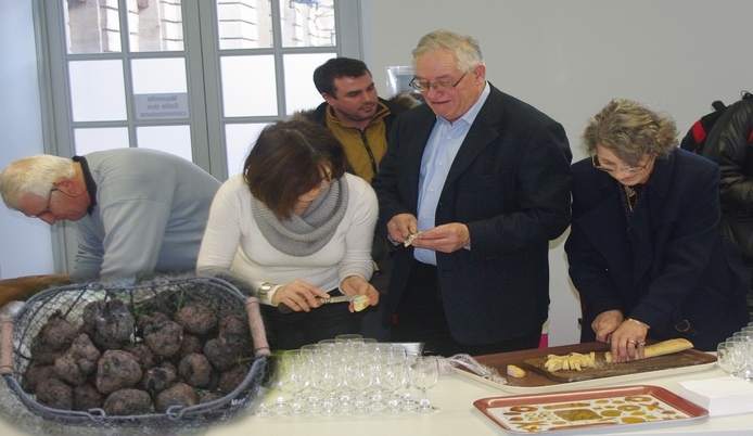 Préparation de toasts au beurre et à la truffe (Ph Paysud)