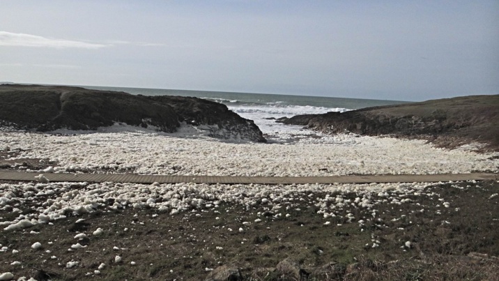 Les tempêtes successives "écument" les côtes bretonnes Les tempêtes successives "écument" les côtes bretonnes