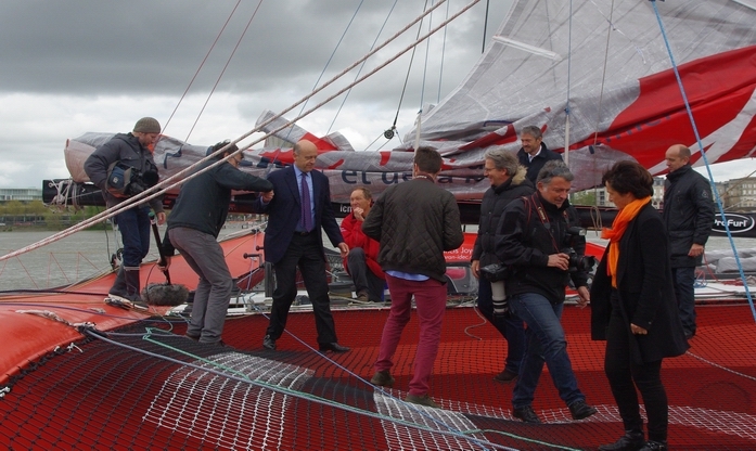 Francis Joyon au port de Bordeaux sous le signe du football