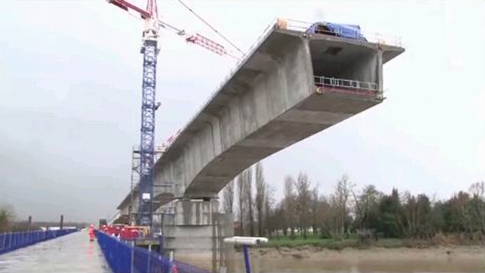 Le viaduc en construction sur la Dordogne (ph copie écran, lgv sea-tours)