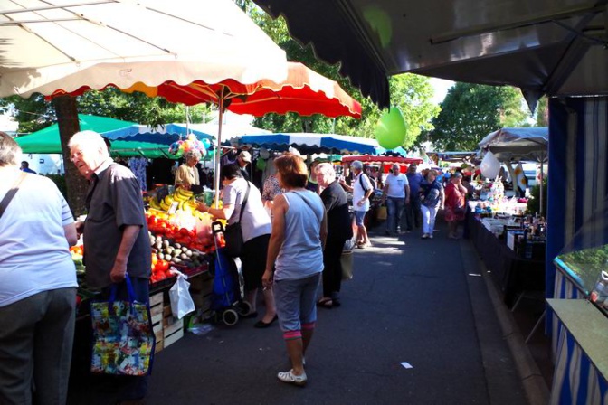 Marché à St Seurin-sur-l'Isle (DR) Marché à St Seurin-sur-l'Isle (DR)