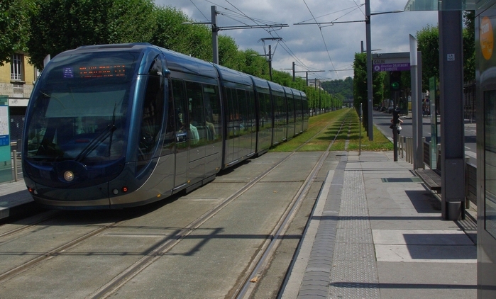 Le tram de Bordeaux à Galin. Non loin de là, un parc relais trop étroit