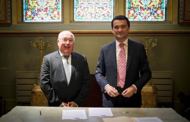 Jean-Claude Fayat, Président de la Fondation Clément Fayat et Président du Groupe Fayat,  et Jean-Denis Portelli, Président de l’association Cathedra,  lors de la signature de la convention de mécénat ce mardi 11 avril 2023. © Photo Antoine OLLIER Photographie