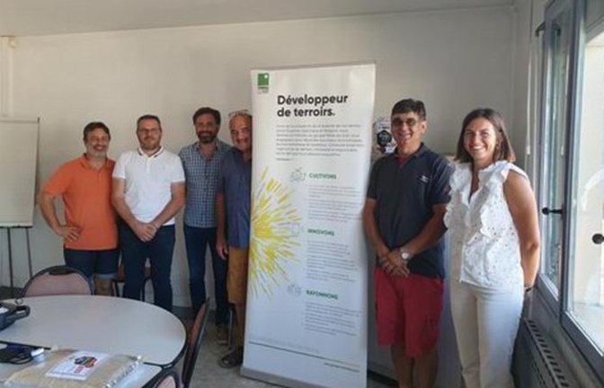 De g. à d. Robert Giovinazzo, Directeur de la Sonito, Laurent de Vaujany, Directeur de la branche Fruits et légumes de Terres du Sud, Fabien Tarascon, Producteur de tomates industrie pour Terres du Sud, André Bernard, président de la Sonito et d’Anifelt, Dominique Frecchiani Vice-président de Terres du Sud et Victoire Cassignol, Directrice d’Anifelt.