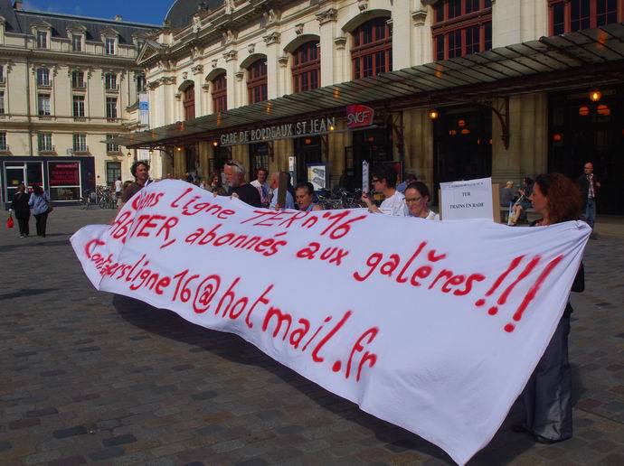 Un collectif d'usagers en gare de Bordeaux:"le TER c'est la galère!" Un collectif d'usagers en gare de Bordeaux:"le TER c'est la galère!"