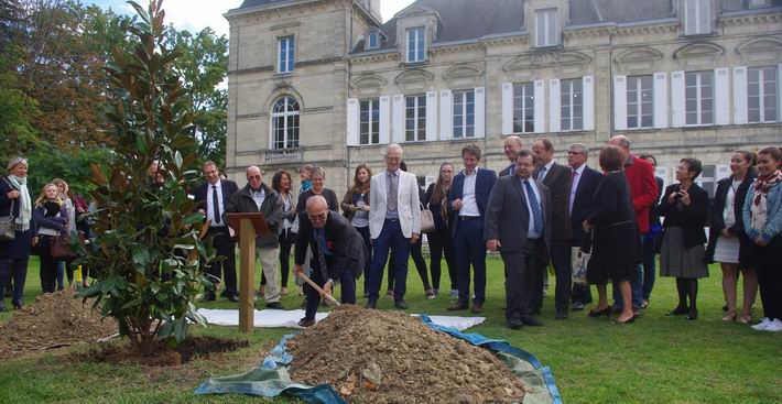 Plantation de l'arbre symbolique,un magnolia (Ph Paysud)