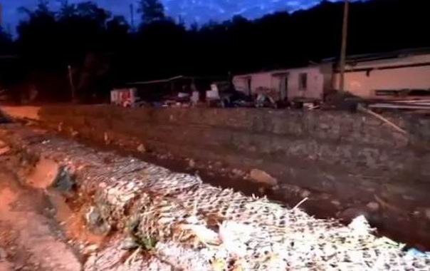 Ce reportage de BFM met en évidence le faible espace laissé à la rivière (Copie d'écran vidéo BFM) Ce reportage de BFM met en évidence le faible espace laissé à la rivière (Copie d'écran vidéo BFM)