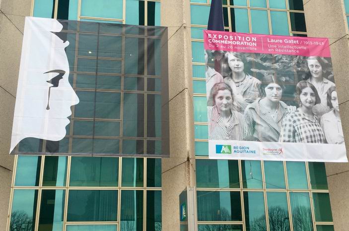 Suites du drame de Paris:Marianne pleure sur la façade de l'Hôtel de la région Aquitaine.