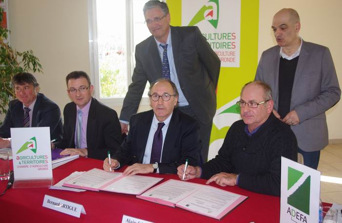 La signature de la convention en présence de Bernard Artigue, président de la chambre d'agriculture de Gironde (Ph Paysud)