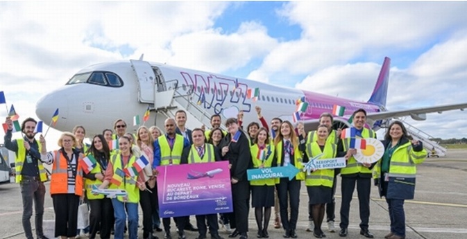 Les équipes de Wizz Air et de l’Aéroport de Bordeaux ont accueilli le premier vol ce mardi 28 octobre à 14h30 ©SA ADBM_APPA