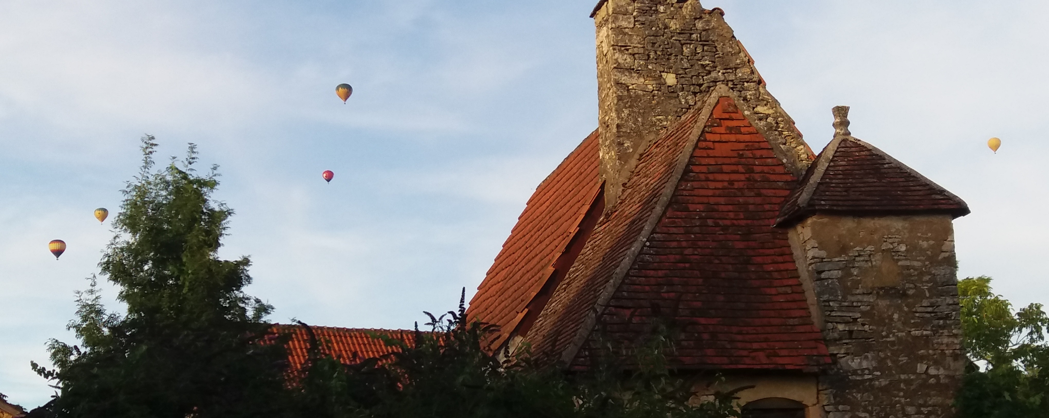 Cinq ballons dans le ciel du Périgord Noir