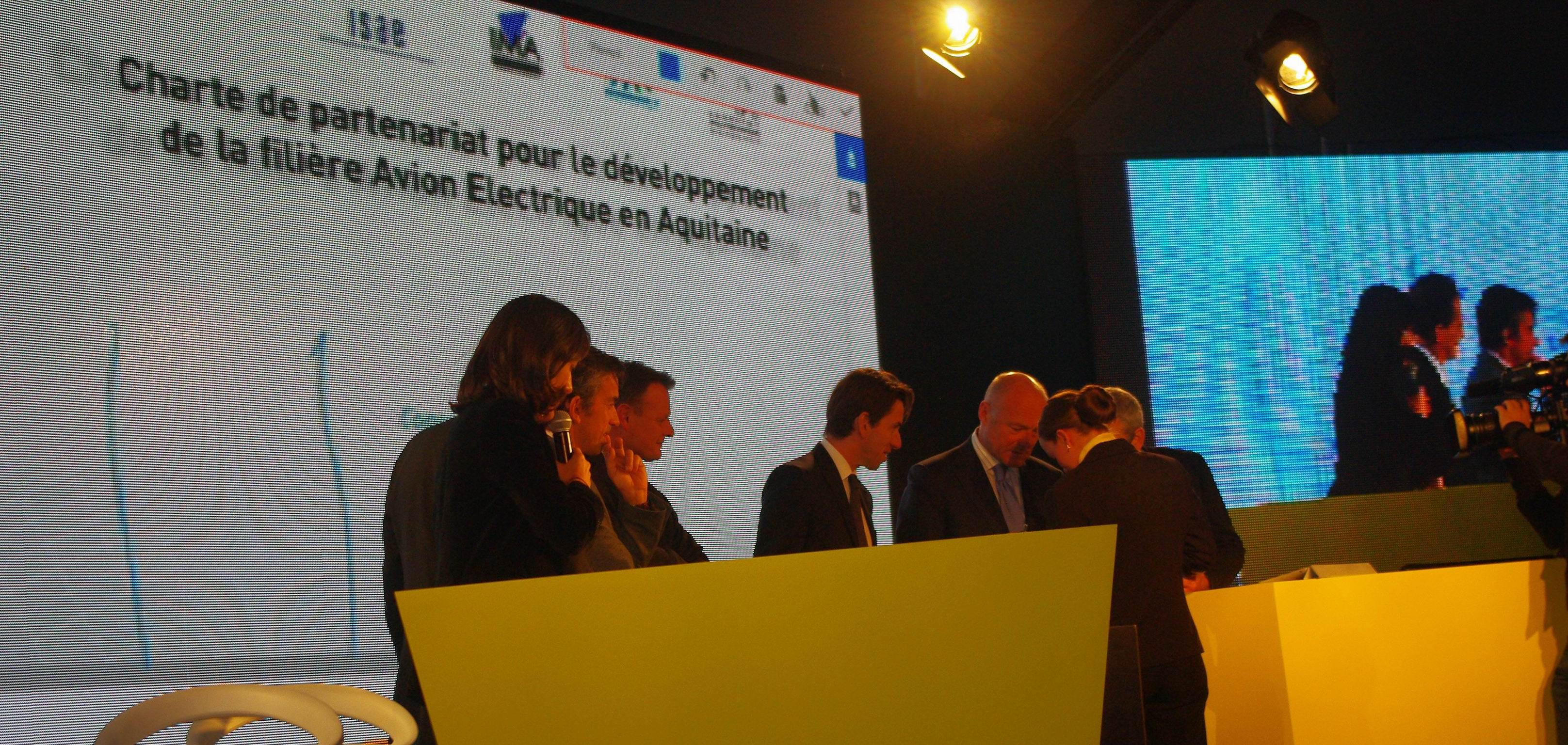 La signature de la charte de l'avion électrique (Ph Paysud)