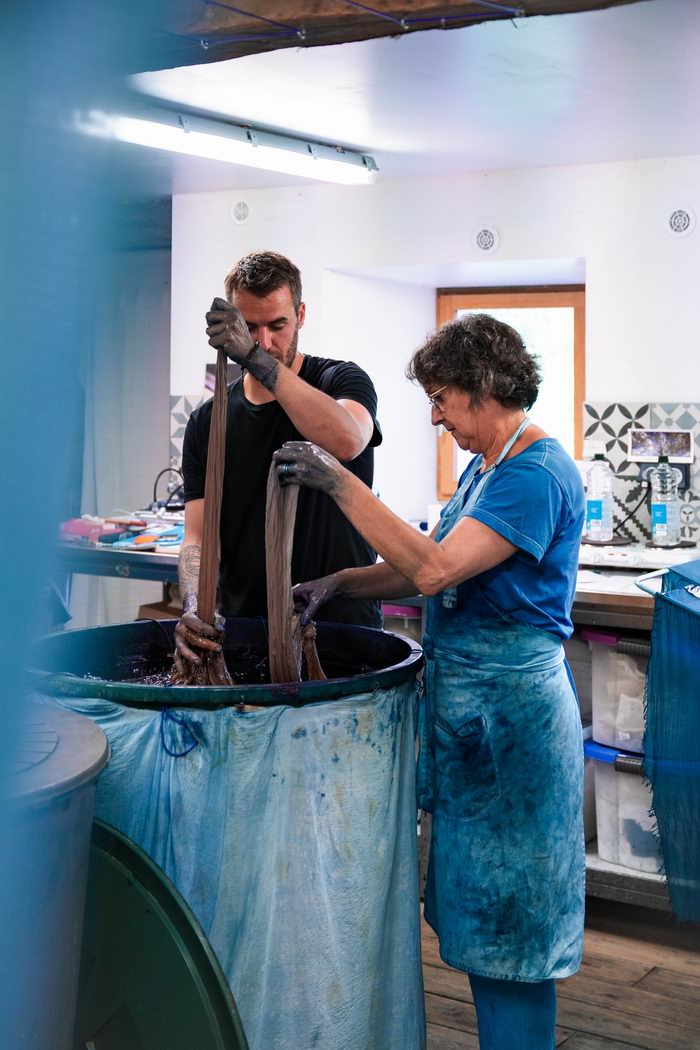 A l'atelier de teinture (DR) A l'atelier de teinture (DR)