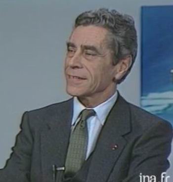 Yves Guéna commentant son livre à la télévision (ph capture d'écran vidéo INA)
