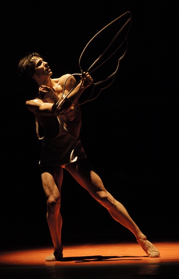 Igor Yebra dans Icare (ph Sigrid Colomyes)