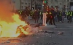Gilets jaunes: les Champs-Elysées en champ de bataille