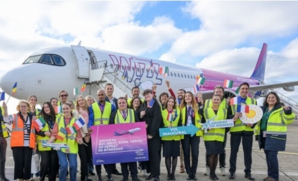 Les équipes de Wizz Air et de l’Aéroport de Bordeaux ont accueilli le premier vol ce mardi 28 octobre à 14h30 ©SA ADBM_APPA