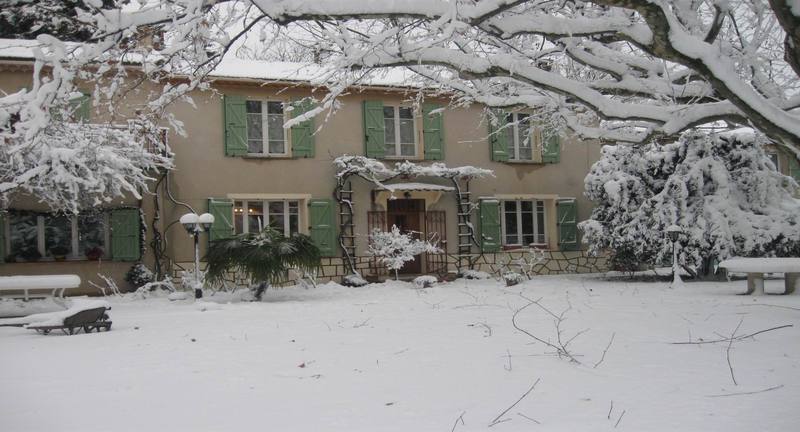 Un mas sous la neige dans le Vaucluse